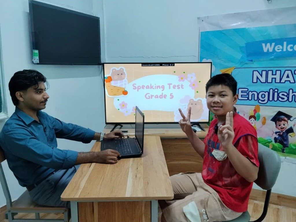 Học viên làm Speaking Test cùng giáo viên